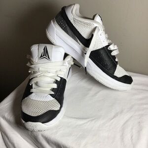 😎Ja Morant, good condition, 4.5Y, see photos